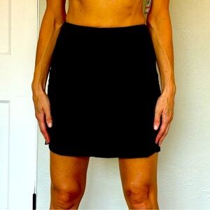 BREATHABLE Black athletic skirt with pockets and attached shorts #golf #tennis